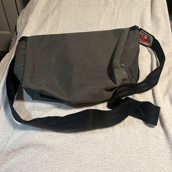 Chrome Distill Shoulder Laptop Nylon Bag - Picture 4 of 10